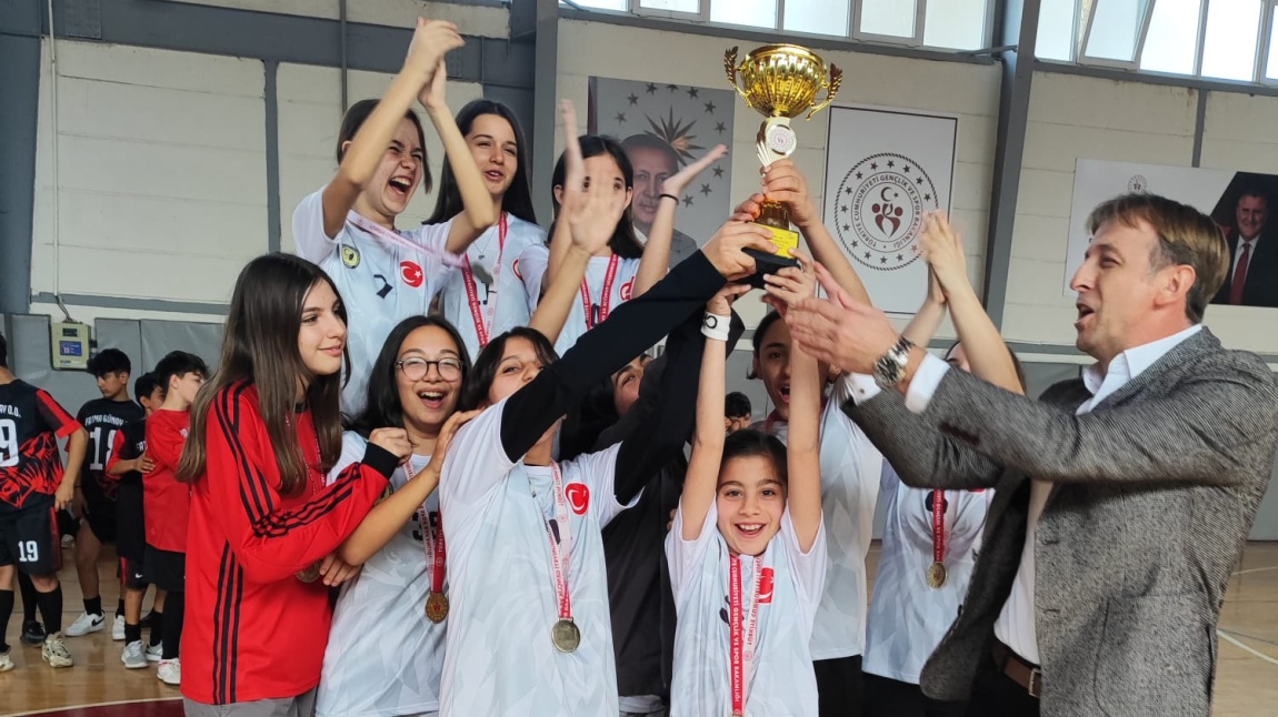Yıldız Kızlar Futsal Turnuvasında Öğrencilerimizin Başarısı