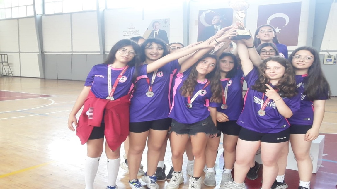 Öğrencilerimizin Selçuk Voleybol Yıldız Kızlar Turnuva Başarısı